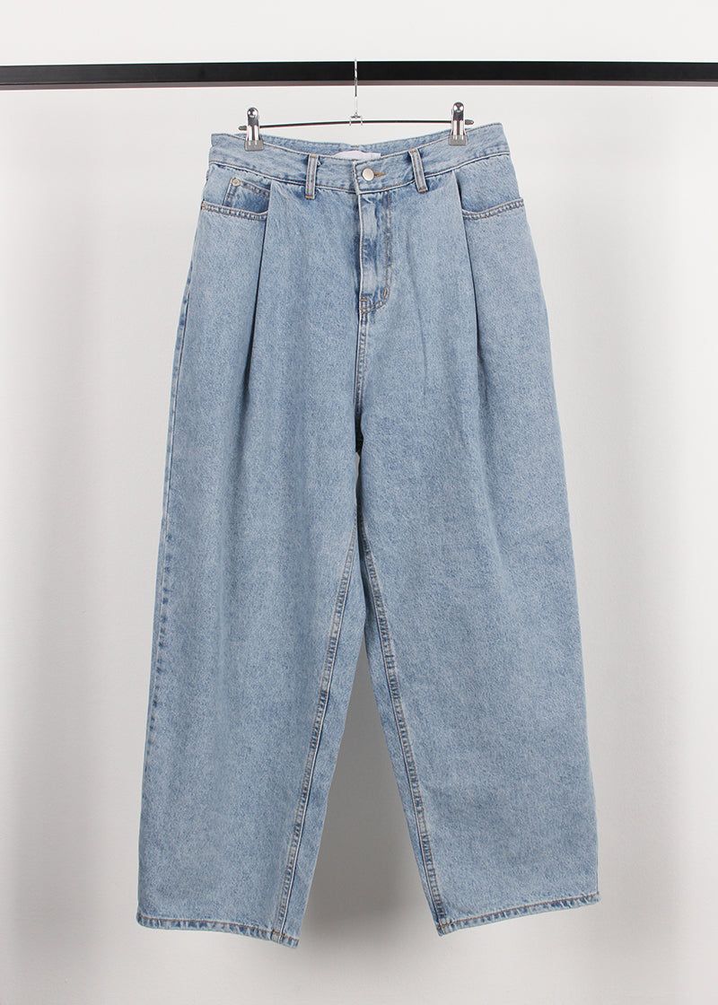 TUCK WIDE DENIM PANTS