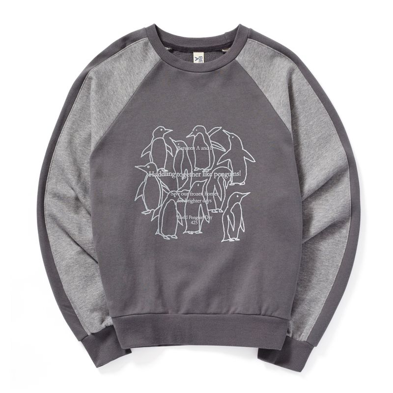HUDDLING PENGUIN RAGLAN SWEATSHIRT_GRAY