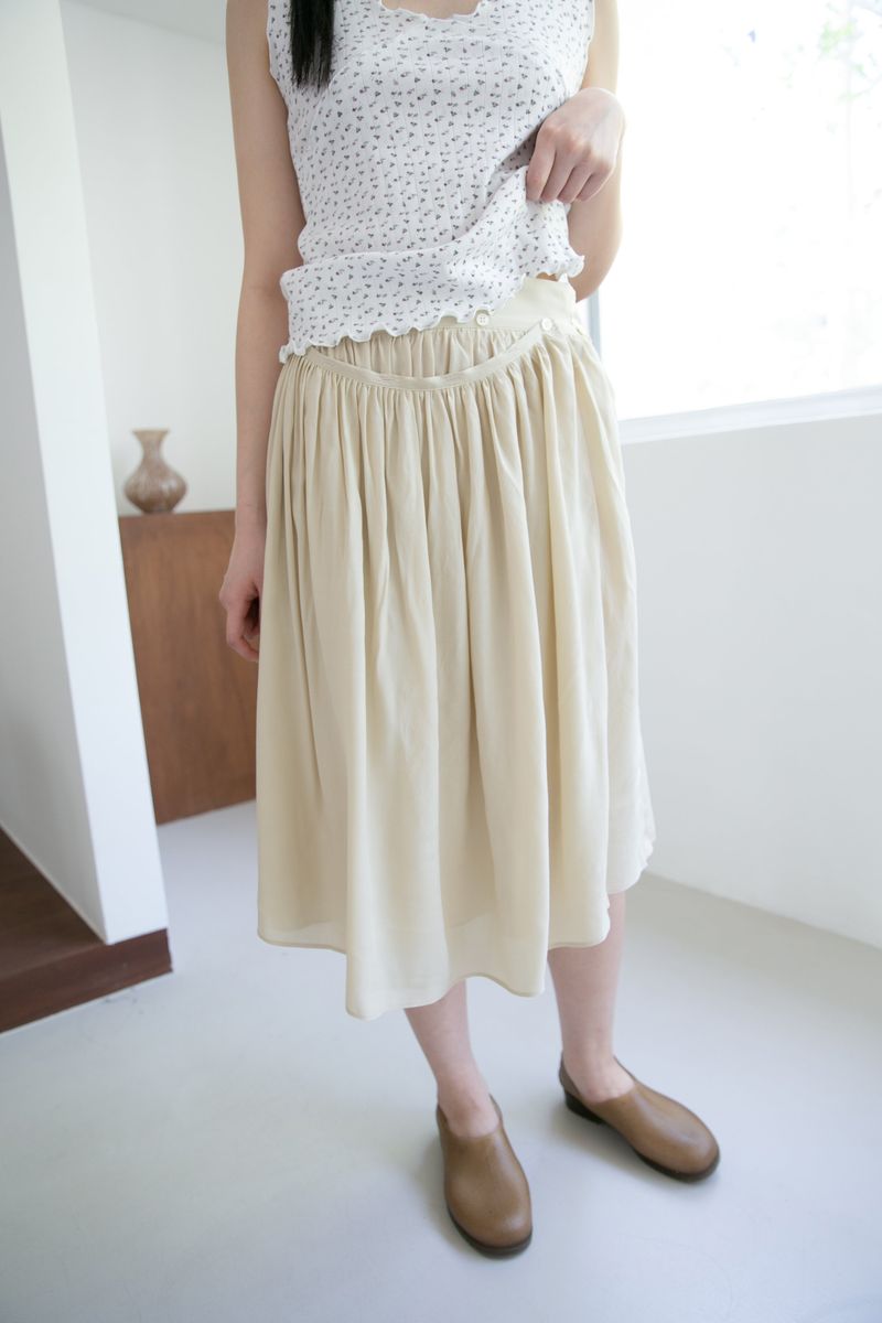omoosoohy（オムスヒ）の「button layered flare midi skirt(2colors)（Skirts）」