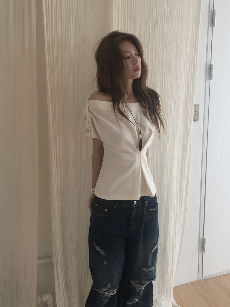 Danchu pintuck off-shoulder T