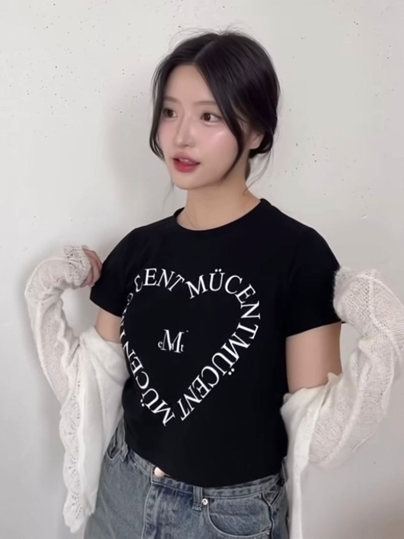 MUCENT(ムセント)の「HEART LETTERING HALF T (2color)(Tops)」