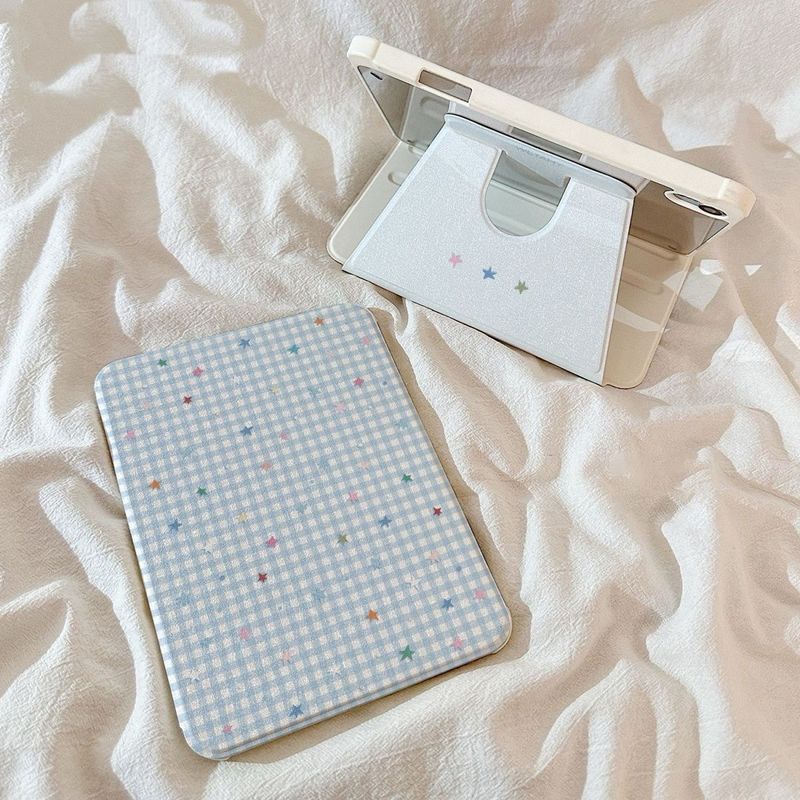 Maison De Theca（メゾン デ テカ）の「パステル スター ギンガム 回転式 iPad ケース ペンシルホルダー（スマホグッズ/小物）」