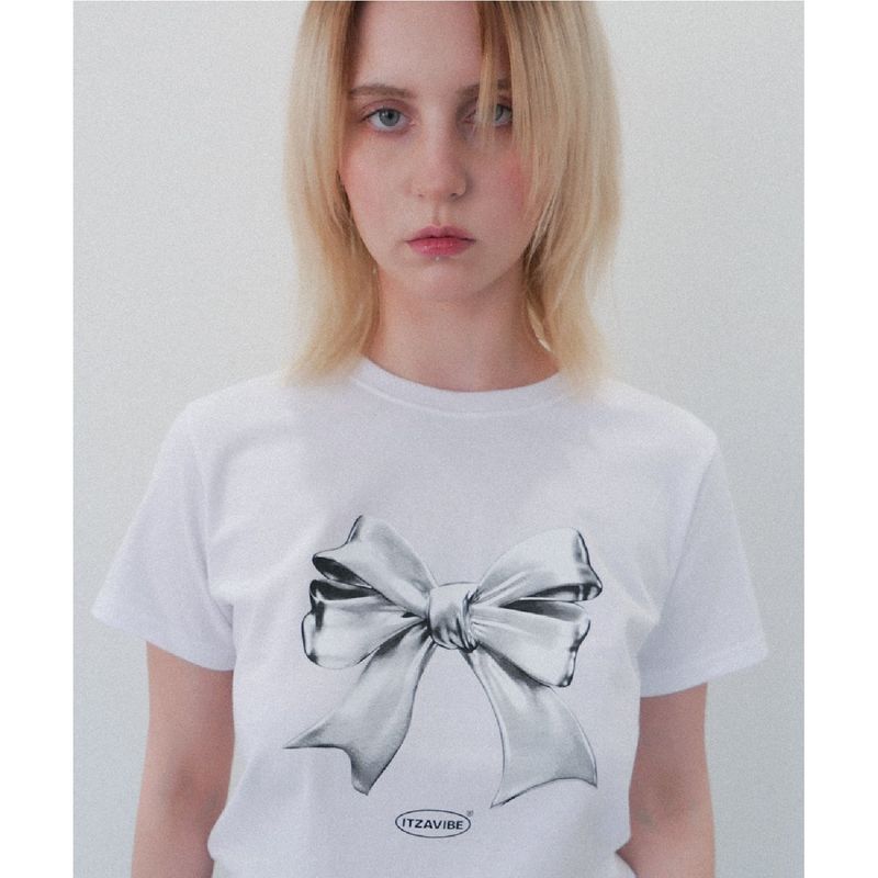 ITZAVIBE（イッザバイブ）の「メタリックリボンスリムフィットTシャツ - WHITE（トップス）」