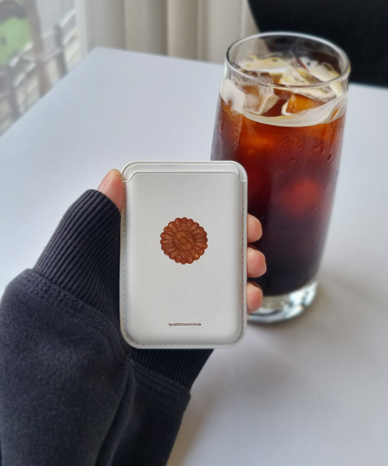 quattrocomma（クアトロコンマ）の「ヤッカヤッカクッキー MagSafe レザーカードウォレット（スマホグッズ/小物）」
