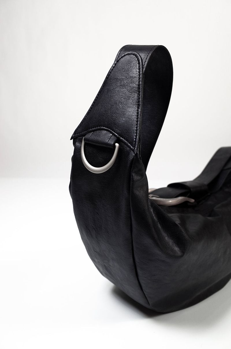 H-Buckle Banana Leather Bag (black)