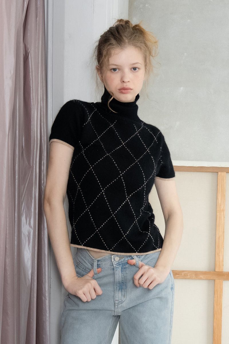 WITHOUTSUMMER（ウィズアウトサマー）の「Argyle turtleneck half knit_black（Tops）」