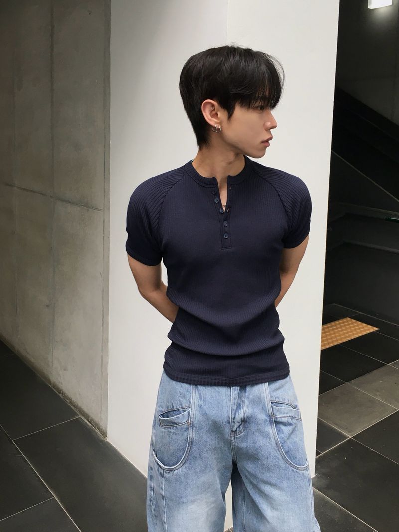 DISCERNMENT（ディサーンメント）の「Tive Muscle Fit Henley Neck Short Sleeve T-shirt 5C（Tops）」