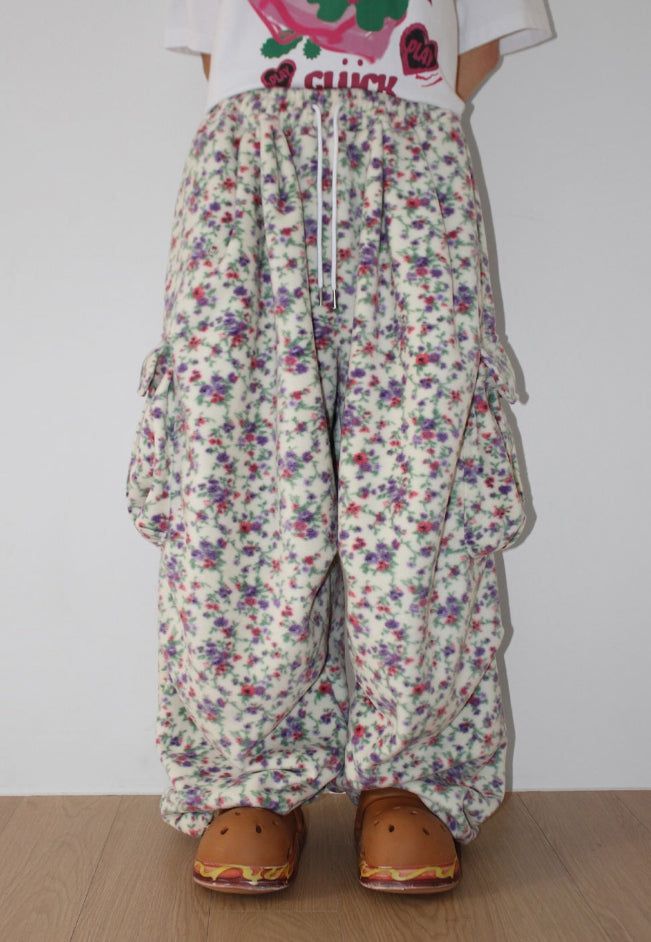 AAKE（アケ）の「FLORAL FLEECE CARGO PANTS（Pants）」