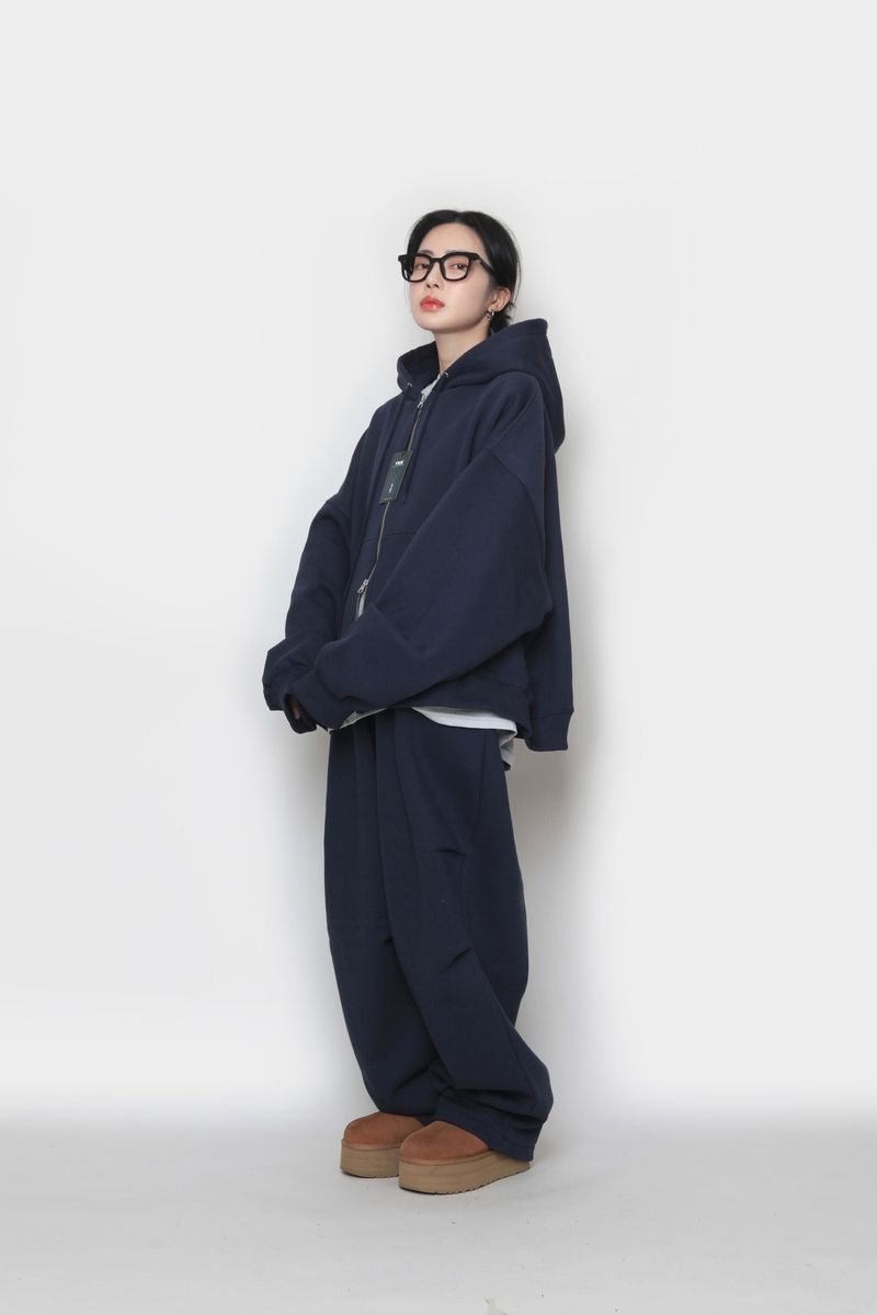 Napping hand warmer hooded zip-up