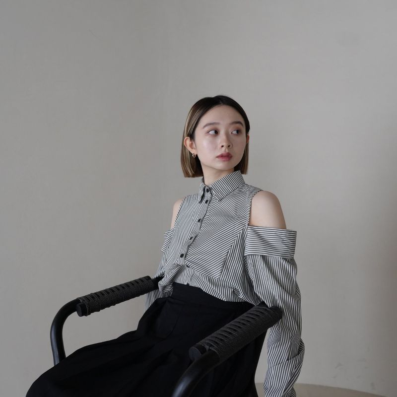 open shoulder shirt