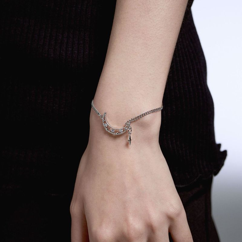 HAWHA(ハワ)の「Drop Half Moon Bracelet(Accessories)」