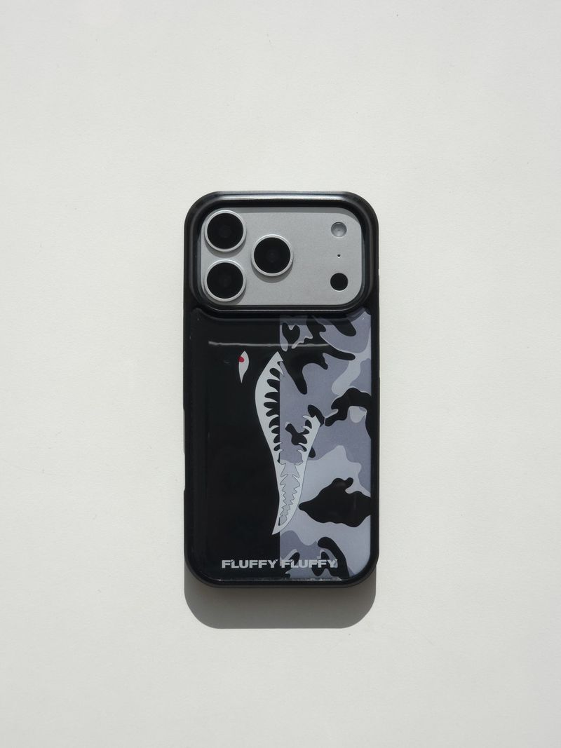 FLUFFY FLUFFY（フラフィー フラフィー）の「[MADE] カーモシャークエポキシバンバーフォーンケース [iPhone/Galaxy] _ ブラック（スマホグッズ/小物）」
