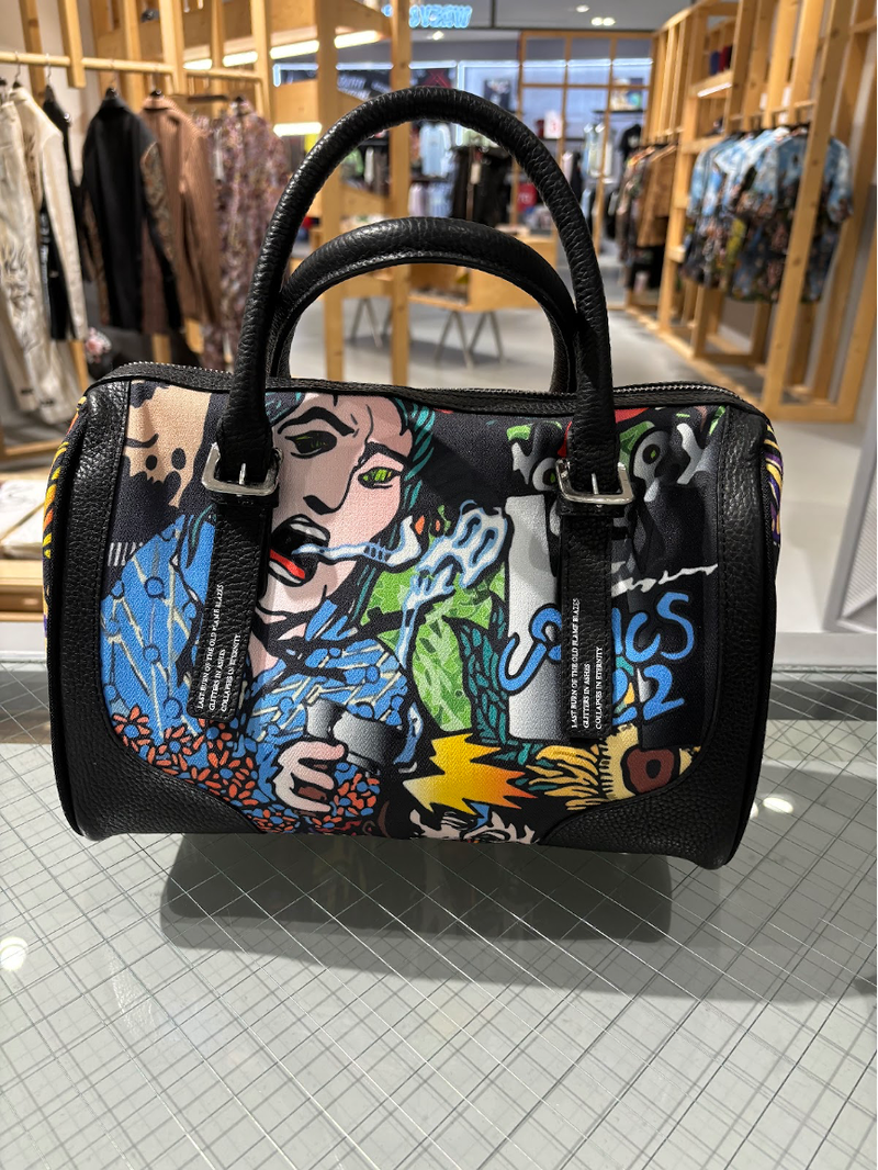 WooLeeX（ウーリーエックス）の「コミックスプリントファブリック×レザーバッグ（ブラック）（バッグ）」