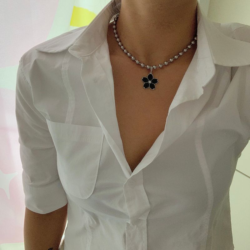 BUZZERBE(ブザービー)の「black flower nacklace(Accessories)」