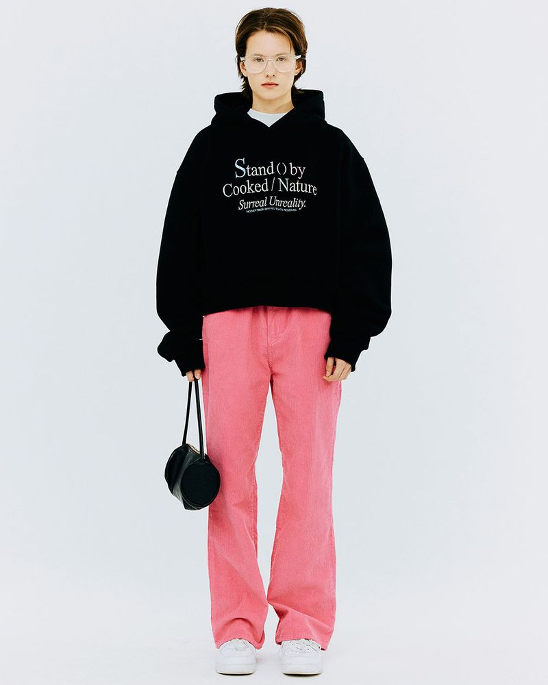 STAND BY TYPO CROP HOODIE-BLACK