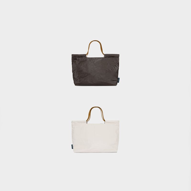BASKISS（バスキス）の「TYVEK FLEXIBLE BAG - Chocolate Brown & Ivory (SMALL)（Bags）」