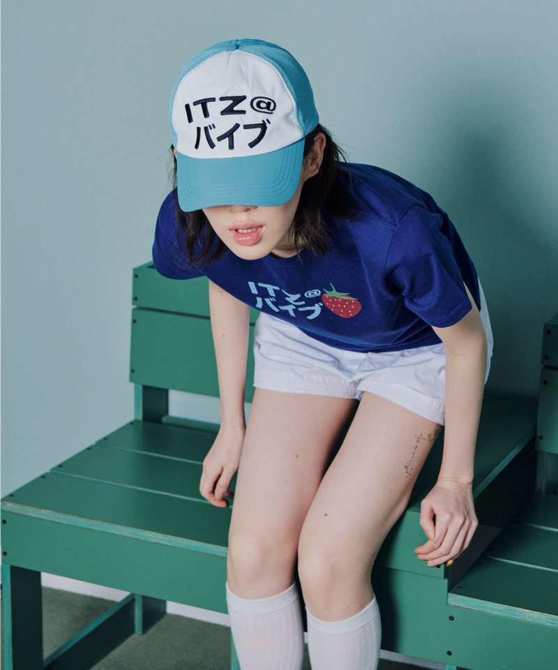ITZAVIBE(イッザバイブ)の「MIX LOGO TRUCKER CAP - SKYBLUE(Hats)」