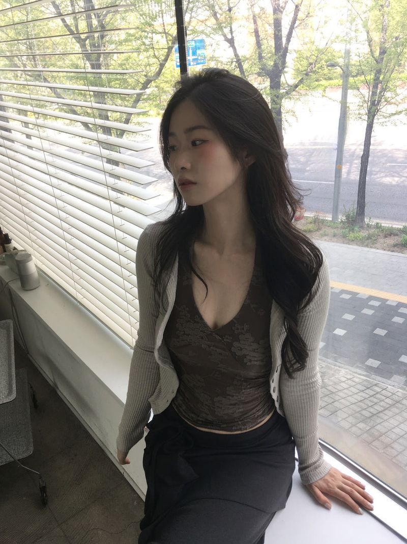 V-cut ribbed cardigan