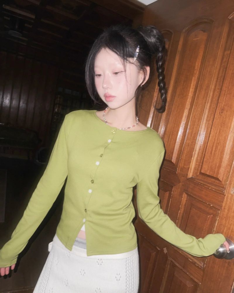 douchidouchi（ドウチドウチ）の「(4color) フラワーボタン スリムカーディガン（トップス）」