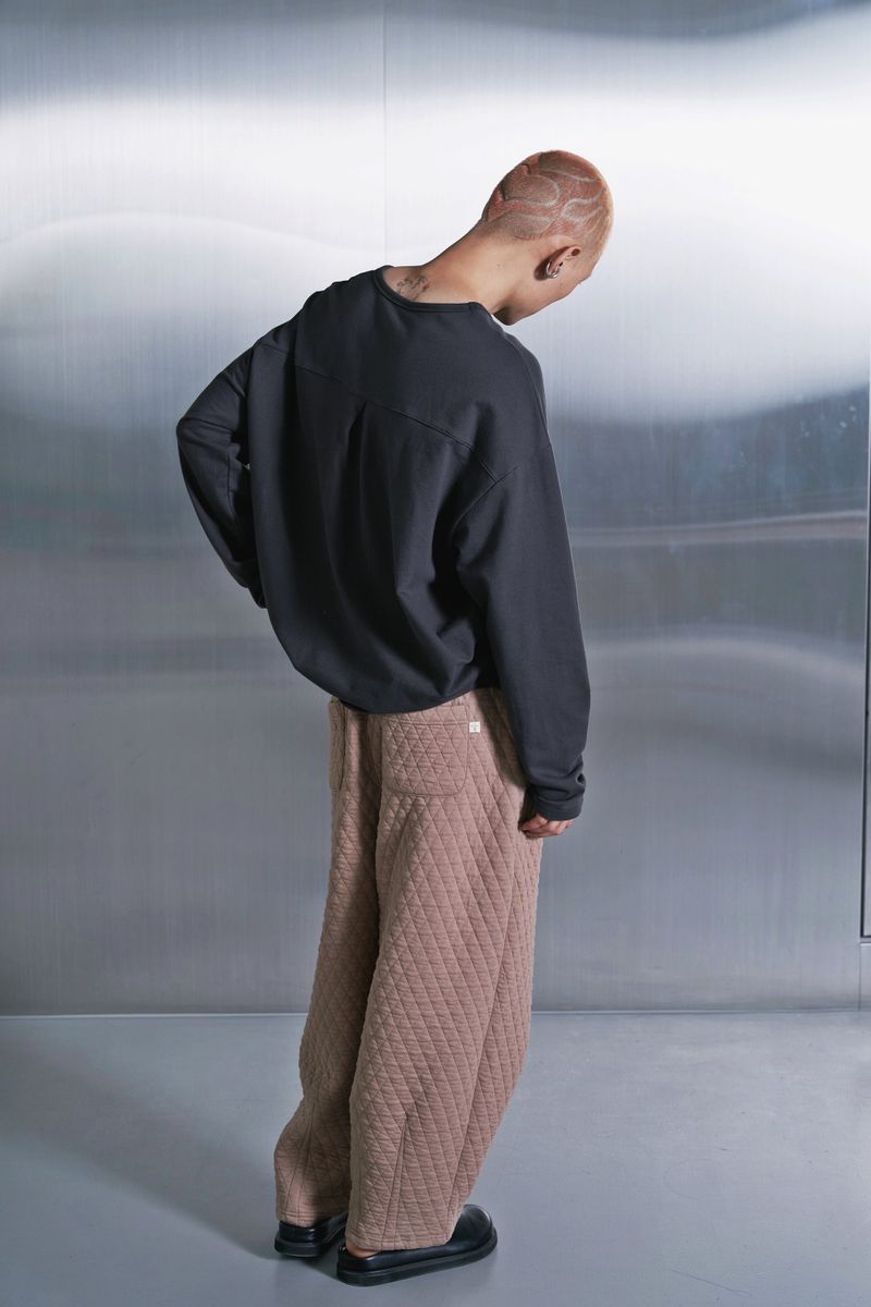 ESSENTIAL PLEAT U-NECK TEE (Charcoal)