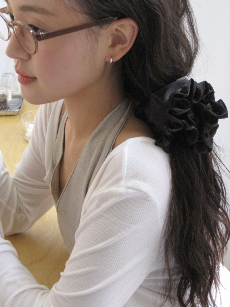 dungeureon(ドゥングロン)の「アフターフリルシュシュ (ブラック)(ヘアアクセサリー)」