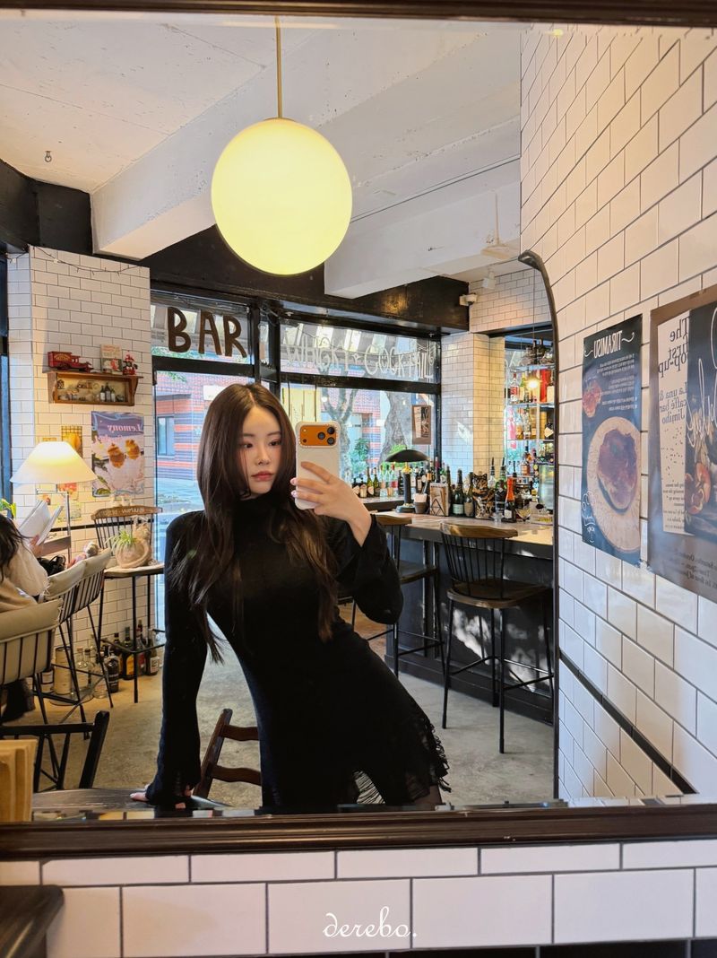 lip-mood black half-turtleneck dress