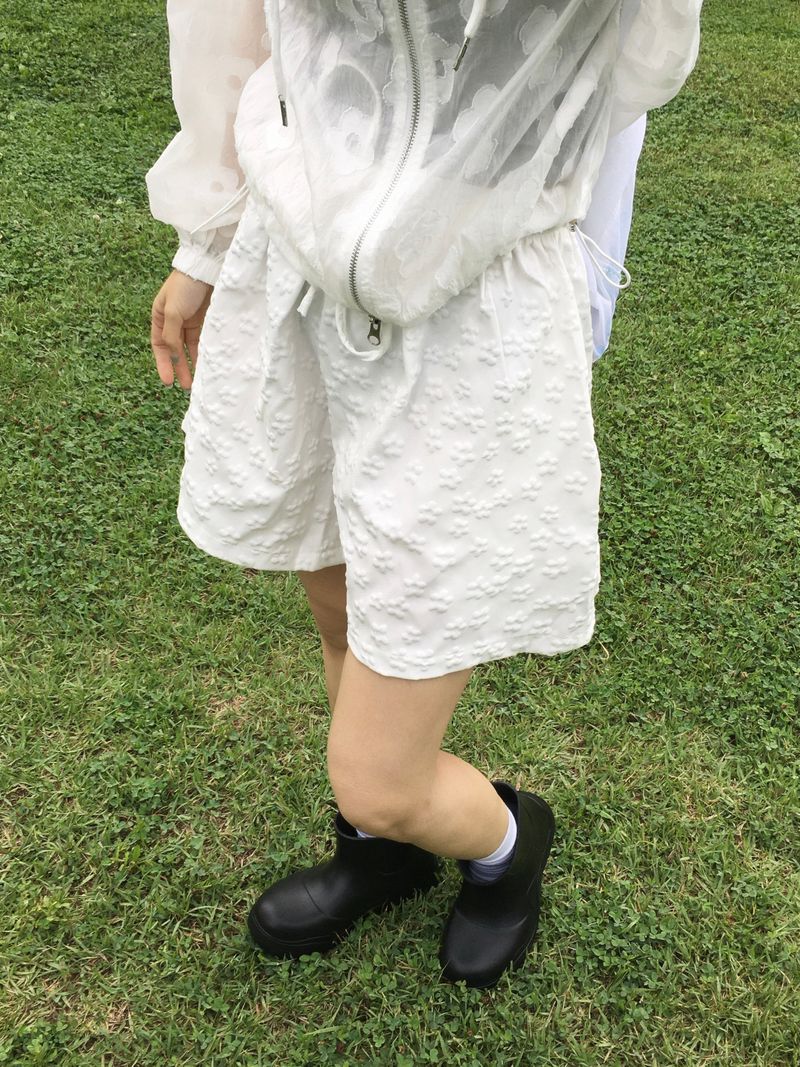 Zan Flower Embossed Short Pants (5c)