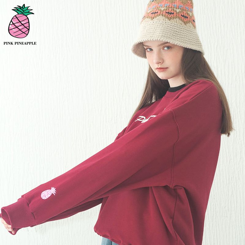 PINK PINEAPPLE（ピンクパイナップル）の「CURLY LETTERING SWEATSHIRT (3COLOR)（Tops）」