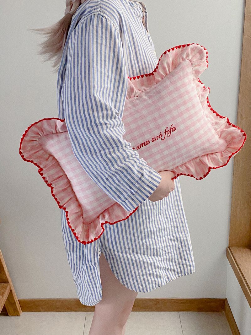 bordado frill cushion