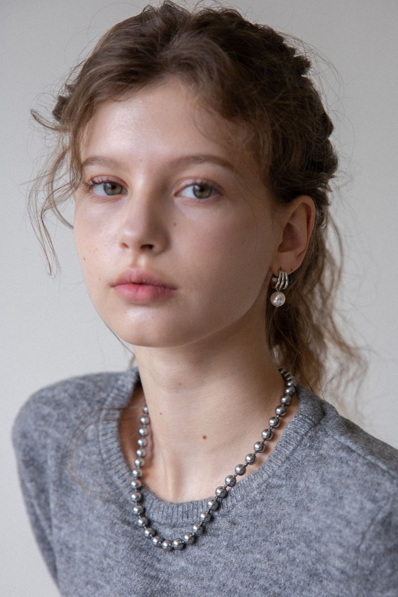 Curved line pearl drop earring