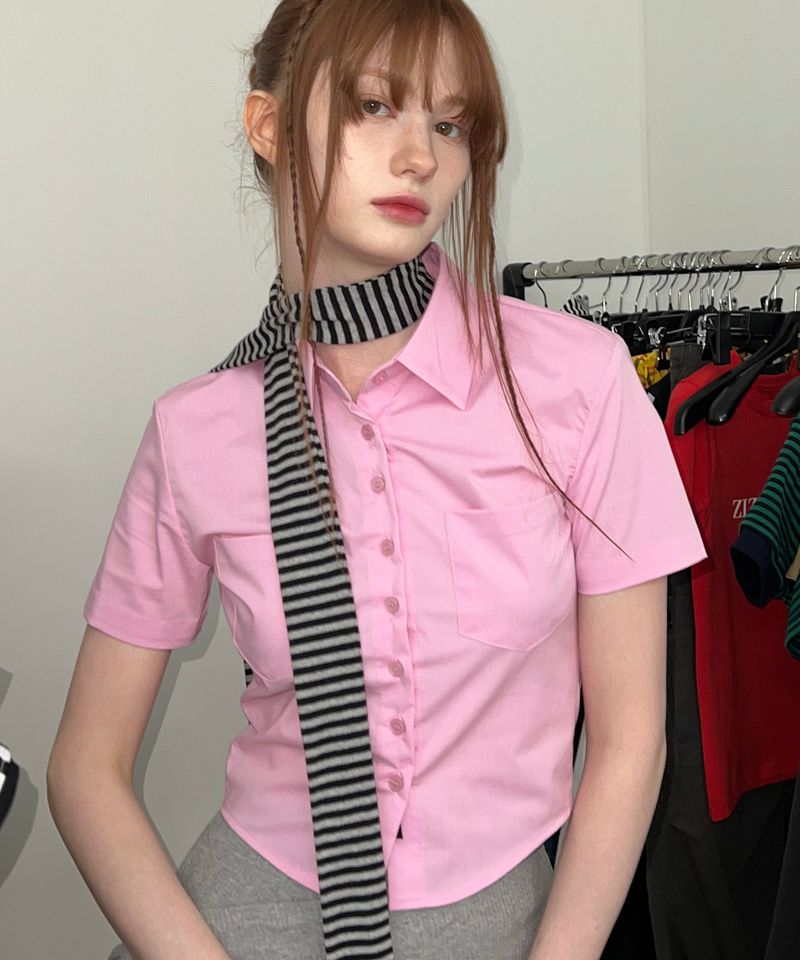 ZIZEMUSEUM（ジゼミュージアム）の「SLIM LINE CROP SHIRTS (PINK)（Tops）」