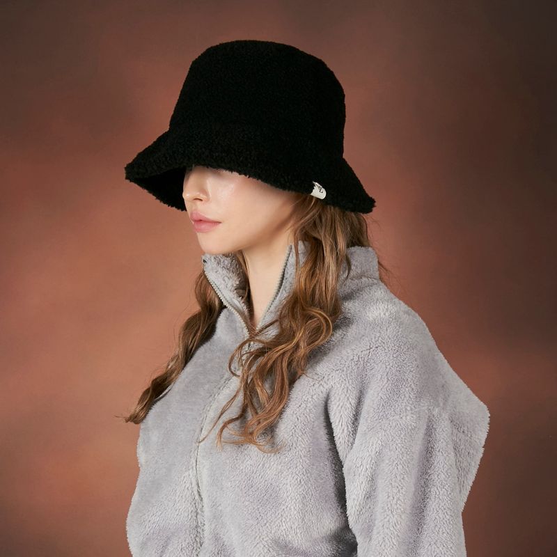 Monogram label fleece bucket hat