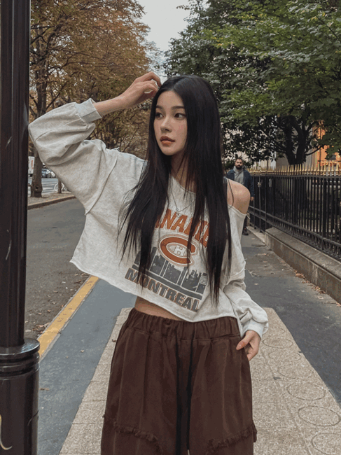ULAN（ユレン）の「Mont cutting off-shoulder cropped sweatshirt（Tops）」