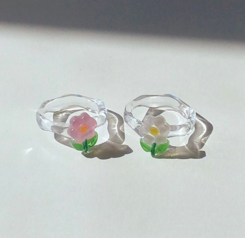 justformes2（ジャストフォーミー）の「Pastel Flower Acrylic Rings (2 colors)（Accessories）」