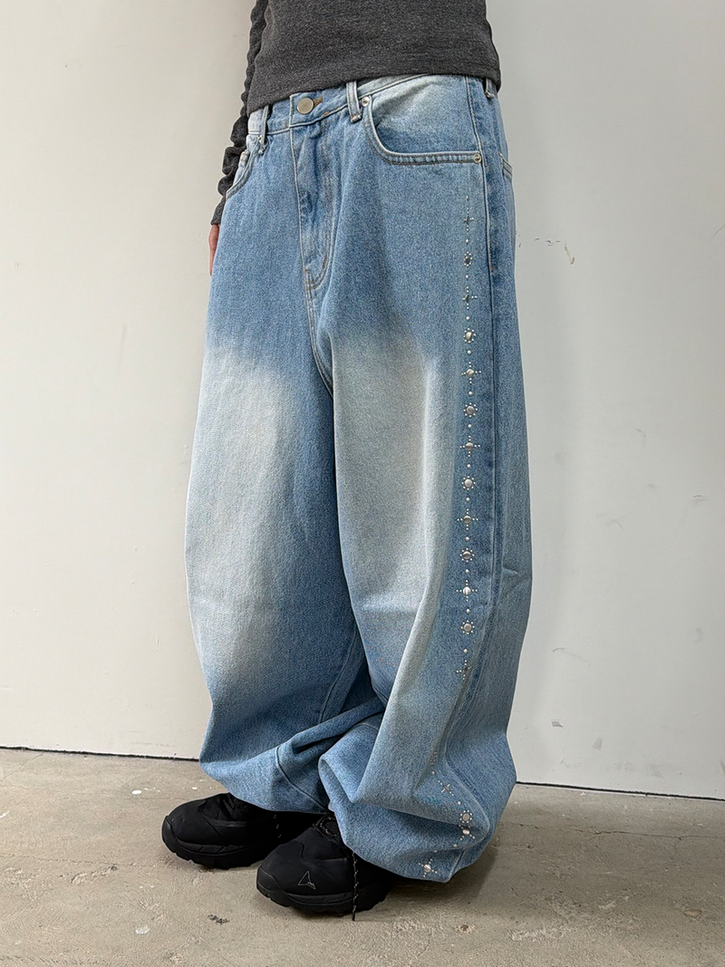MUZESEOUL（ミューズソウル）の「ブルーム スタッド バルーン デニム パンツ(2color)（パンツ）」