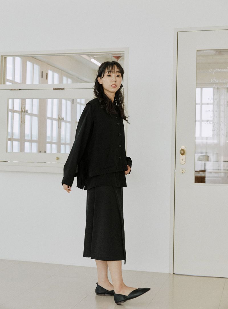 button skirt black