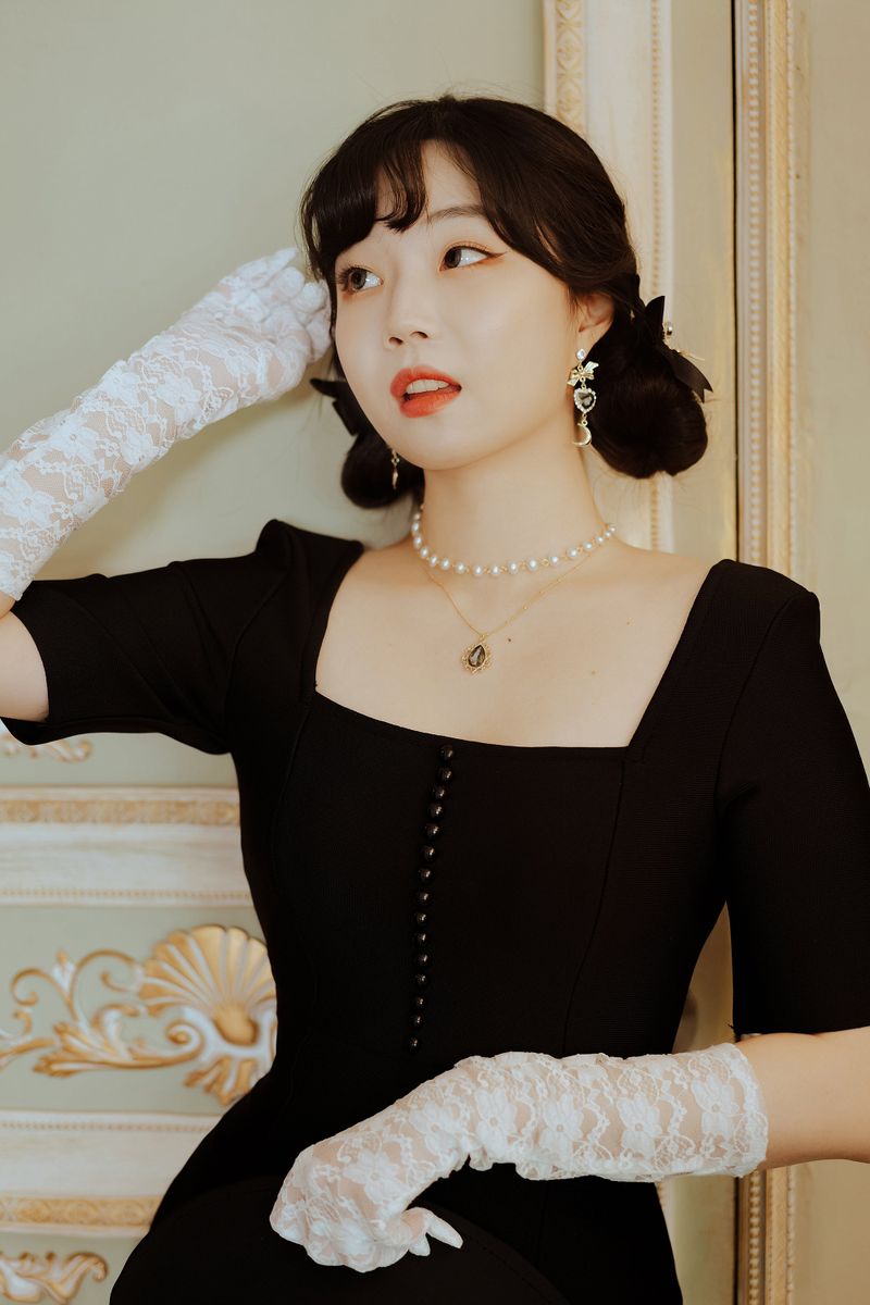 Moon Witch Earring - Black Diamond