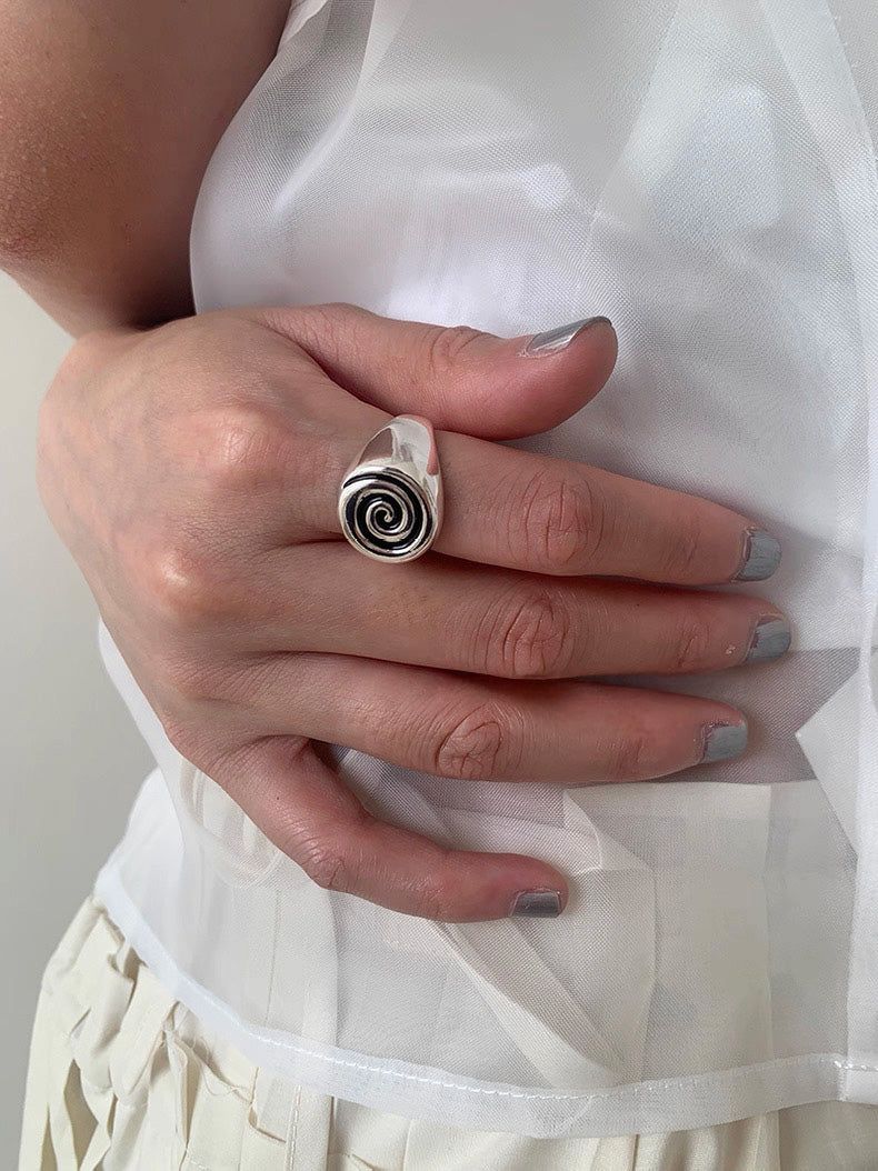 Flat spiral bold ring