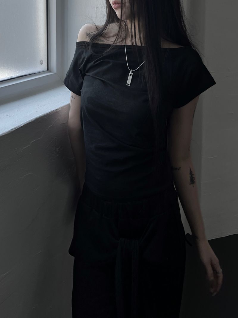 horse shadow off-shoulder T (2color)