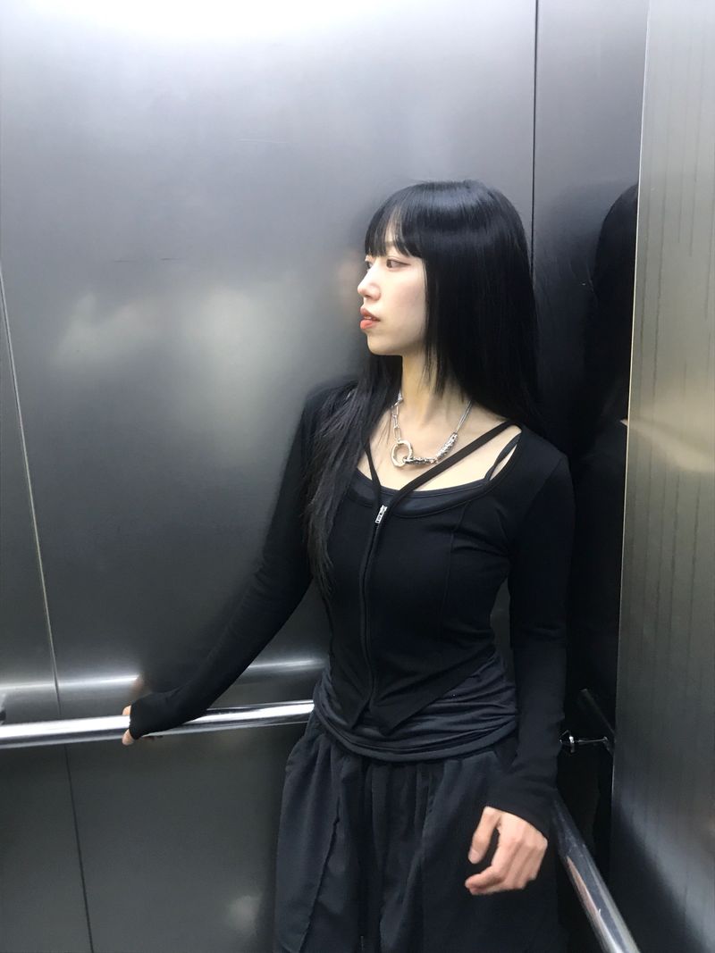 Unique V-Strap Zipper Slim T-Shirt