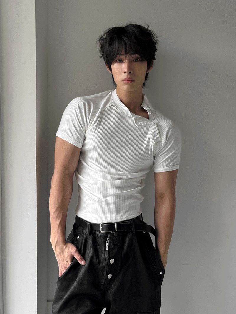 Side-button muscle-fit short-sleeve knit
