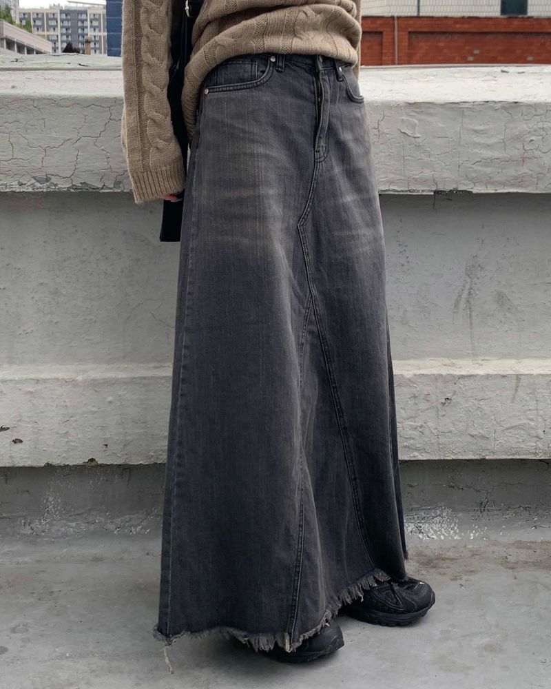 Long cutting denim skirt