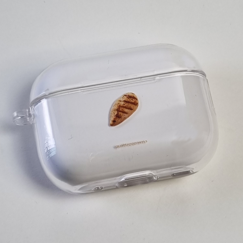 quattrocomma（クアトロコンマ）の「鶏の胸肉 AirPods Pro ケース (全モデル)（スマホグッズ/小物）」