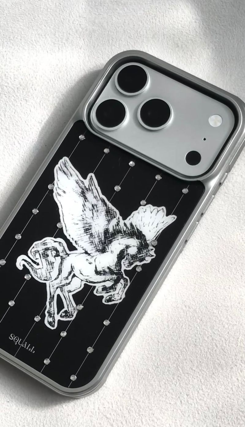SQUALL（スコール）の「[MADE]ペガサス キュービックフォーンケース_ブラック（スマホグッズ/小物）」