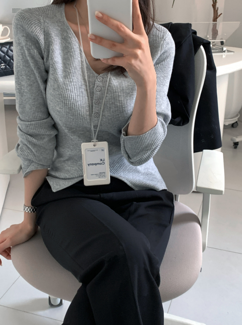 FINLEU（フィンル）の「Jennie Slim Fit Wave V-Neck Ribbed Cardigan / 5 colors（Tops）」