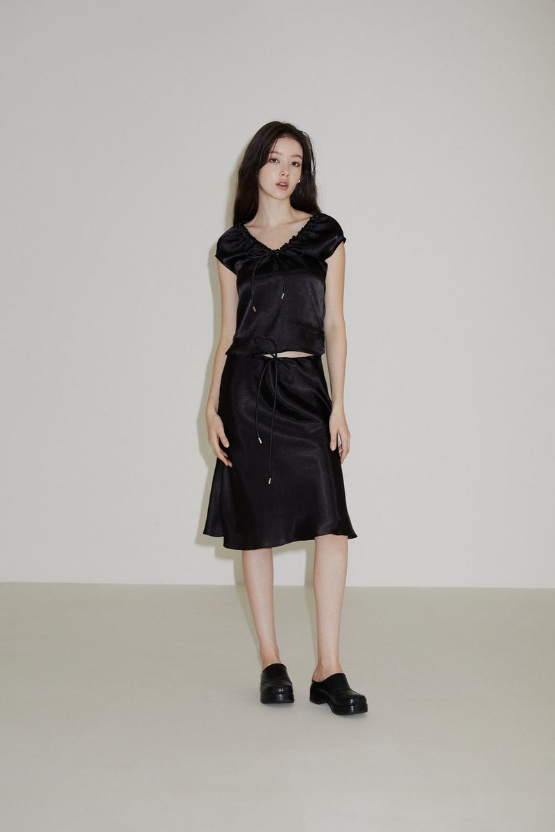 ONHEE（オニ）の「LEATHER STRAP SATIN SLEEVELESS TOP（Tops）」