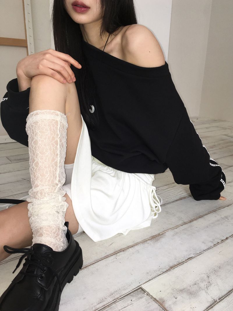 WONDER WONDER(ワンダーワンダー)の「Romer lace point off-shoulder sweatshirt(Tops)」
