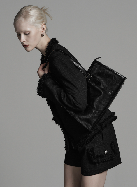 [mnem] leather shoulder bag