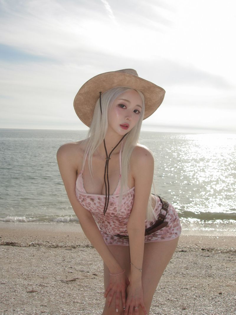 REVERSIBLE LOW-RISE SHORTS (BABY PINK/LEOPARD)