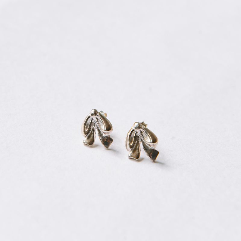 TOMAR（トマル）の「[MADE] タイニーリボンピアス（アクセサリー）」